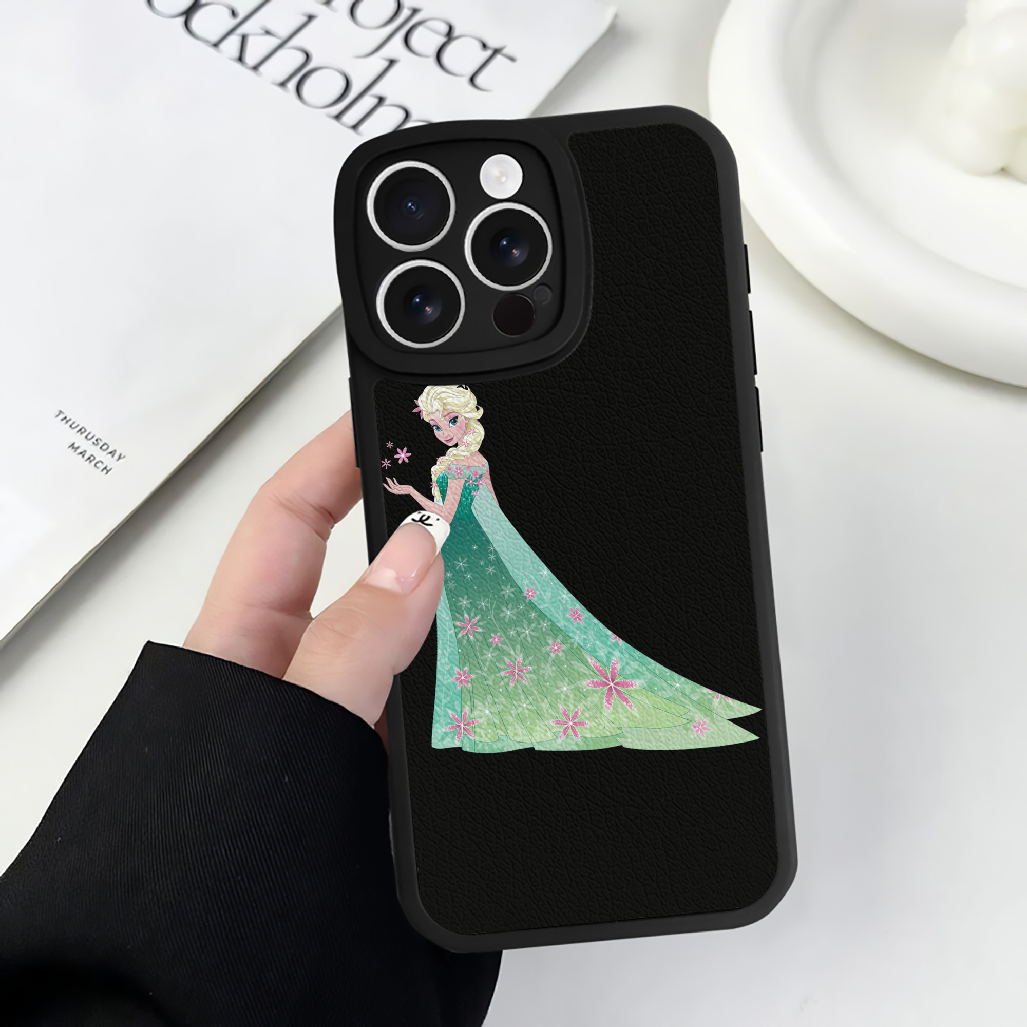 （画像用） アナと雪の女王 アンナ エルサ Frozen Anna Elsa 【iPhone 16シリーズ対応】シリコンスマホケース（レザー調） 材質：シリコン